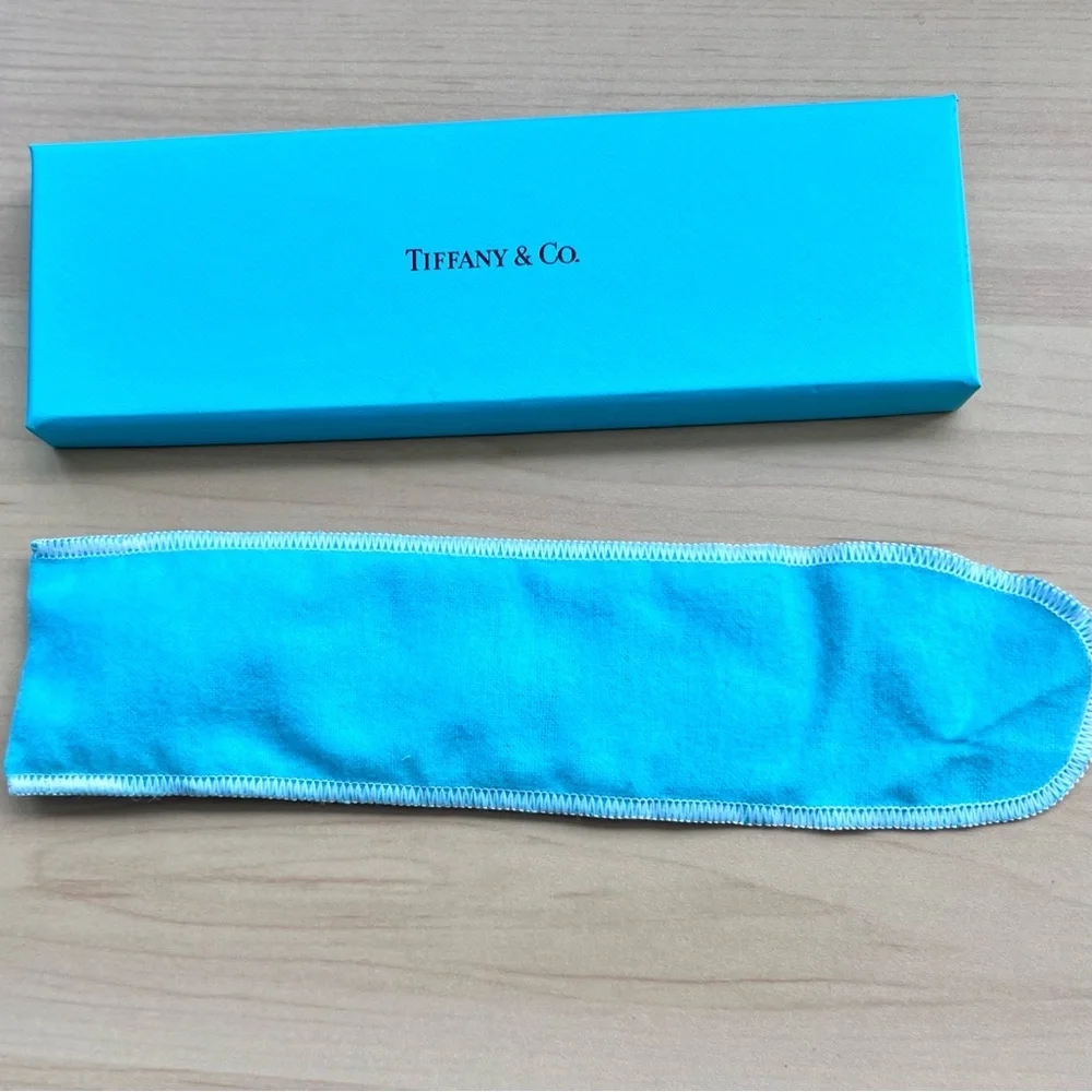 Tiffany & Co Baby Silver Spoon with Apple shape handle in original box and pouch - Picture 6 of 15